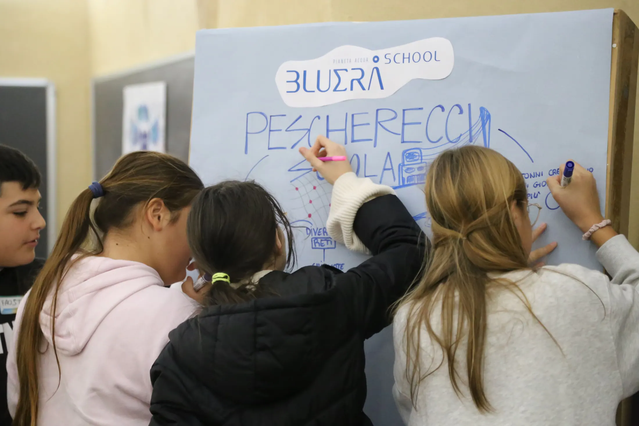 Studenti durante un laboratorio BLUERA School Program